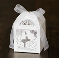 Caja de dulces de boda de marfil cortada con láser con silueta y cinta de organza fina - Blanco