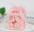 Elegante caja de dulces marfil cortada con láser con silueta de novios y lazo rosa - Rosa