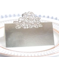 Elegante silberne Platzkarte mit Laser-Cut-Rosendesign für Hochzeiten und Bankette - Reflektierendes Silber
