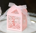Scatola porta confetti rosa traforata con croce e nastro per battesimi e matrimoni - Rosa