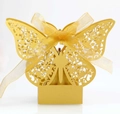 Elegante goldene Geschenkbox mit lasergeschnittenem Schmetterling und Organza-Schleife - Goldgelb