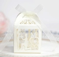 Elegante lasergeschnittene cremeweiße Bonbonschachtel mit Schleife und Silhouette - Elfenbein