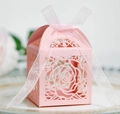 Rosa lasergeschnittene Hochzeits-Süßigkeitenbox mit Rosenmuster und Organzaband-Deko - Rosa