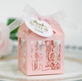 Rosa lasergeschnittene Hochzeit-Süßigkeitenbox mit Verlobungssilhouette und Schleife - Rosa