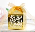Goldene Hochzeits-Süßigkeitenbox mit Rosen-Laserschnitt und elegantem Organzaband - Reflektierendes Gold