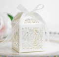 Weiße lasergeschnittene Hochzeit-Süßigkeitenbox mit Rosenmuster und weißem Band - Elfenbein