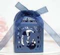 Dunkelblaue lasergeschnittene Geschenkbox mit Pferde-Silhouette und Organza-Schleife - Saphirblau