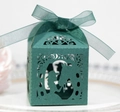 Dunkelgrüne lasergeschnittene Geschenkbox mit Silhouetten und Organzaband-Schleife - Dunkelgrün