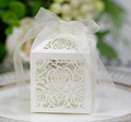 Elegante caja de dulces de rosa hueca blanco perla con cinta de seda para bodas - Marfil