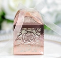 Elegante caja de regalo oro rosa cortada con láser con flores y cinta de organza blanca - Oro Rosa Reflectante