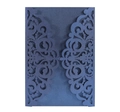 Partecipazione matrimonio blu navy intagliata a laser con eleganti motivi floreali - Blu scuro
