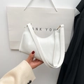 Bolso hobo blanco minimalista de piel sintética suave para el uso diario - Blanco