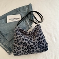 Borsa a spalla chic in finta pelliccia leopardata grigia con spalline in pelle - Blu