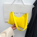 Sac sous le bras jaune vif brillant en cuir verni avec bandoulière large minimaliste - Jaune