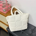 Bolso tote acolchado blanco con textura suave de nube y gran capacidad de almacenamiento - Blanco