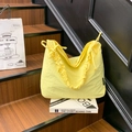 Hellgelbe Nylon-Wolkentasche mit gefaltetem Kordelzug-Schultergurt im lässigen Stil - Gelb