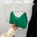 Bolso de hombro baguette verde brillante en ecocuero charol para mujeres con estilo - Verde
