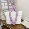 Bolso tote acolchado blanco con asas moradas acolchadas para mujer en un estilo moderno - Blanco y Púrpura