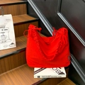 Rote Nylon-Umhängetasche mit modischen Rüschen und dekorativem Schleifenband für Damen - Rot