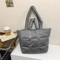 Bolso tote acolchado gris minimalista con correas suaves acolchadas para mujer - Gris