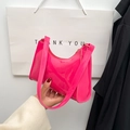 Sac baguette en cuir verni rose vif avec une forme de demi-lune et un aspect brillant - Rose rouge