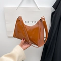Sac baguette en cuir verni brillant marron avec une silhouette incurvée minimaliste - Marron