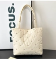 Detalle del bolso tote acolchado crema con bordado de lazos marrones y costuras de rombos - Blanco