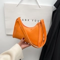 Sac sous le bras croissant orange vif chic en cuir verni brillant avec bandoulière - Orange