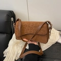 Modische Schultertasche mit Leopardenmuster in Karamellbraun und goldenen Schnallen - Braun