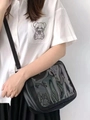 Vista de detalle de un bolso ita-bag negro estilo JK con gran ventana de PVC transparente - Negro