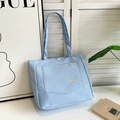 Minimalistische lichtblauwe nylon draagtas met fashion label en lange schouderband - Blauw