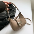 Elegante bolso hobo de media luna caqui con lazo de metal plateado y correas dobles - Caqui