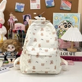 Dettaglio di uno zaino bianco crema con stampe di orsetti e una tasca frontale zip - Bianco