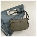 Minimalistische olivgrüne Nylon-Halbmondtasche mit verstellbarem Riemen und Vordertasche - Grün