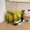 Senfgelbe Zylindertasche aus Nylon mit schwarzen Trägern und Seitentasche mit Reißverschluss - 39x19x20 / Gelb