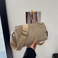 Borsa a tracolla minimalista in nylon kaki con ampia tracolla in tessuto regolabile - Cachi