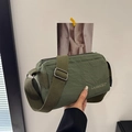 Borsa a tracolla cilindrica in nylon verde militare con ricamo e cinghia regolabile - Verde