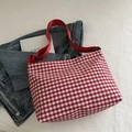 Détail du sac en toile à carreaux rouges et blancs avec bandoulière réglable en nylon rouge - Rouge