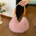 Sac à main croissant en fausse fourrure rose avec anse perlée orange élégante et pelucheuse - Rose