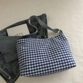 Détail du sac seau en toile vichy bleu et blanc avec bandoulière grise réglable - Bleu