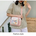 Detail van roze canvas ita tas met transparant venster en Hello Girl opdruk - Roze