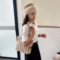 Dettaglio cappello alla pescatora in peluche marrone e borsa tote in ecopelliccia a righe - Set Cachi Borsa E Cappello