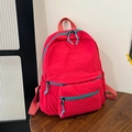 Sac à dos rouge léger pour femme en nylon avec fermetures éclair bleues contrastées et poches - Rouge