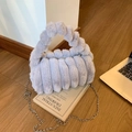 Chique lichtpaarse tas van imitatiebont met een elegante zilveren kettingriem - Grijs / Eén maat