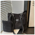 Detail van zwarte corduroy shopper met kettingriem en klein ritszakje voor dames - Zwart