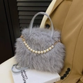 Detailansicht der flauschigen grauen Kunstpelz-Handtasche mit Perlenkette und Goldverzierung - Grau Mit Perle