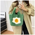 Detail van groene crossbodytas van imitatiebont met madeliefjespatroon en gouden ketting - Groen
