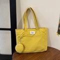 Bolso tote de lona amarilla grande para mujer con monedero redondo en una mesa de madera - Bolso Amarillo (Incluye Bolso de Adorno) / Amarillo