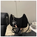 Elegante borsa hobo in finta pelle scamosciata nera con ciondolo a farfalla in argento - Nero