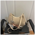 Borsa a spalla a mezzaluna bianco crema con un ciondolo a fiocco argentato e scintillante - Cachi